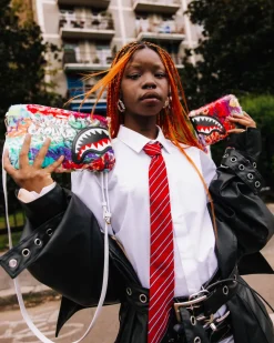LE MONDE DES GRAFFITIS CROSSOVER CLUTCH