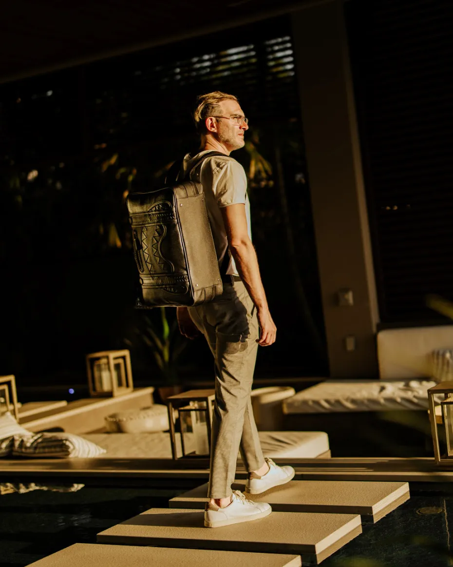 REALITY CHECK VINTAGE HANDHELD CARRY-ON CONVERTS TO BACKPACK