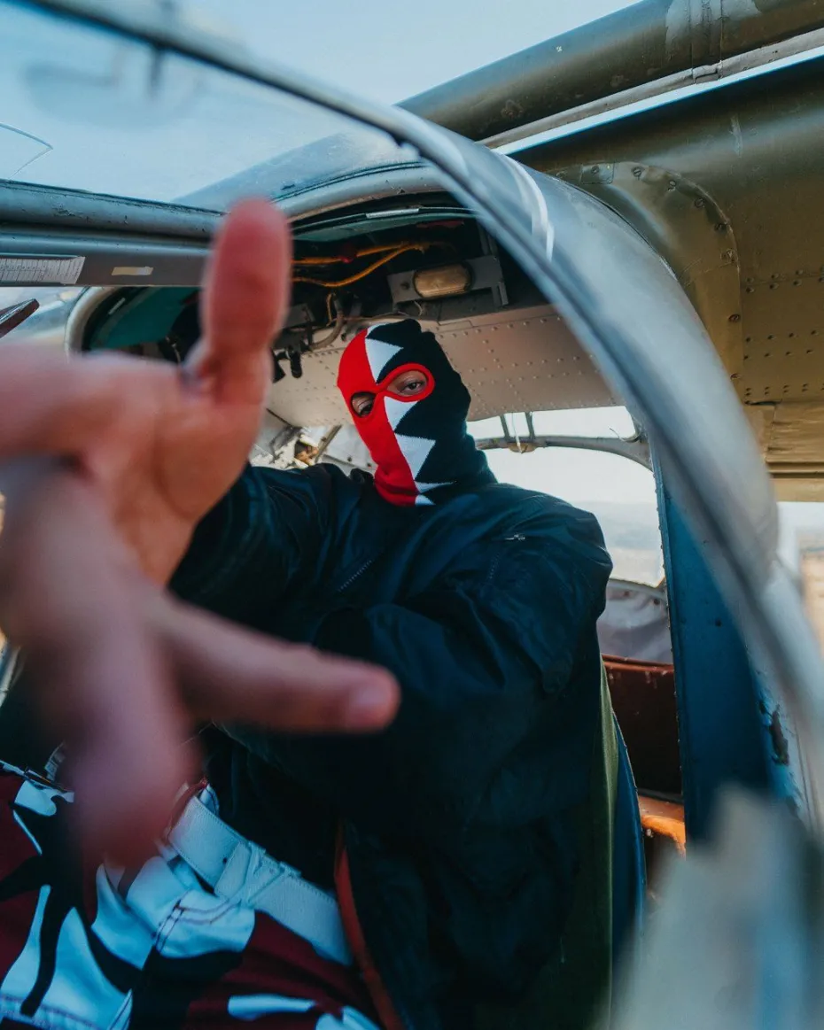 VERTICAL SHARK SKI MASK